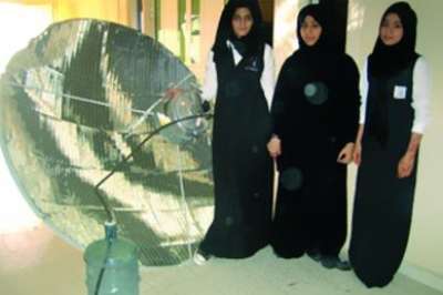 طالبات بالإمارت يبتكرن جهازا لطهي الطعام بالطاقة الشمسية