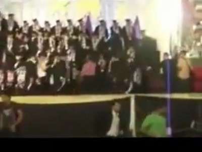 سقوط منصة احتفال جامعة القدس المفتوحة بغزة خلال حفل تخريج .. شاهد الفيديو