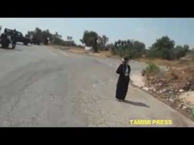 اشجع بنت فلسطينية أمام قوات الجيش الإسرائيلي