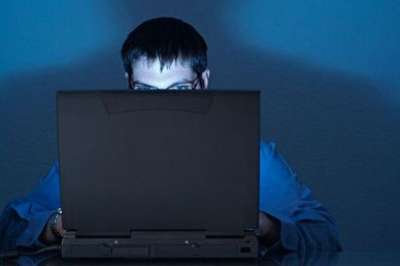 التعرض لإضاءة التلفزيون والكمبيوتر ليلاً يزيد خطر الإكتئاب