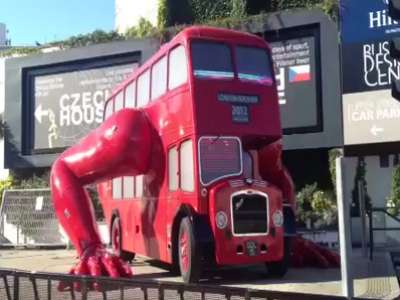 بالصور والفيديو..الفنان “ديفيد سيرنى” يحول حافلة ضخمة إلى آلة رياضية