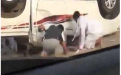 بالفيديو .. نجاة مصور من الموت المحقق بعد انقلاب سيارة أحد المفحطين وزحفها نحوه