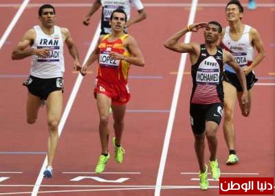 عداء مصري يقدم التحية العسكرية لشهداء "هجوم سيناء" عقب تأهله لنصف النهائي