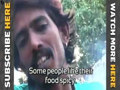 رجلاً هندياً يأكل الفحم بفمه دون أن يتألم
