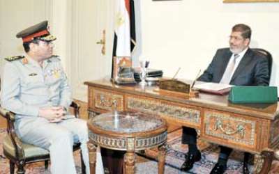الرئيس مرسي يبحث مع وزير الدفاع القضاء علي البؤر الإرهابية