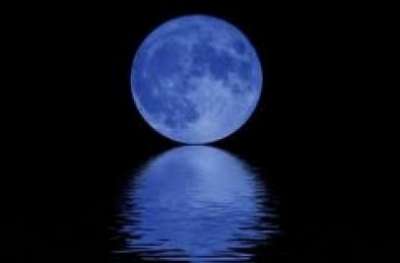 الجمعة.. القمر يتحول إلى اللون الأزرق