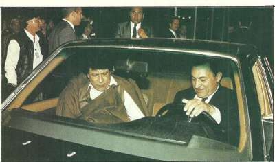 الرئيس مبارك يعلم القذافي قيادة السيارة