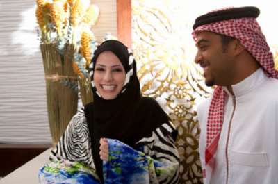 سعودية تشترط على العريس أن يتزوجها مع صديقاتها الثلاث!