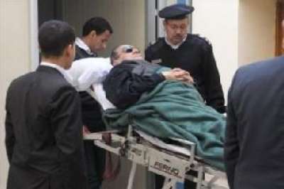 نقل مبارك لمستشفى عسكري وأنباء عن أنه يحتضر