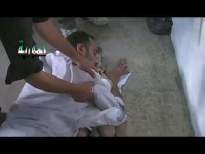 شاهد الفيديو أب سوري يودع طفلته الهامدة..ململما رائحتها قبل الرحيل