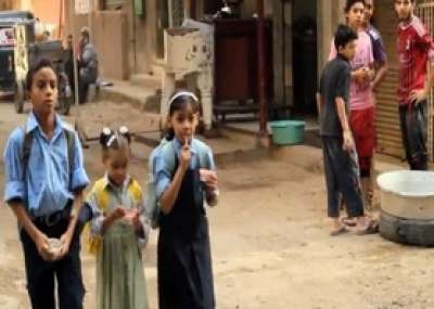 بالفيديو .. طفلة مصرية تعلق على زواجها فى سن التاسعة : هعمل فرحي في مدينة الملاهي والعب انا وجوزي بالمكعبات