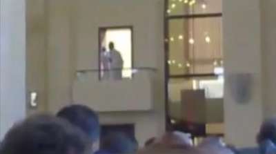 منع مرسي من الخروج من المسجد بعد صلاة الجمعة .. شاهد الفيديو