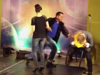 فيديو .. احتراق ساحر أمريكي أثناء عرضه التلفزيوني