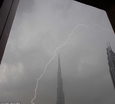 بالصور: صاعقة تضرب برج خليفة