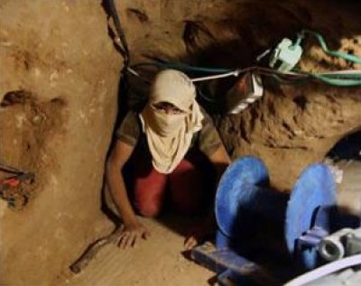 البضائع المهربة من انفاق مصر غمرت أسواق غزة بخاصة الوقود السائل البضائع المهربة من انفاق مصر غمرت أسواق غزة بخاصة الوقود السائل