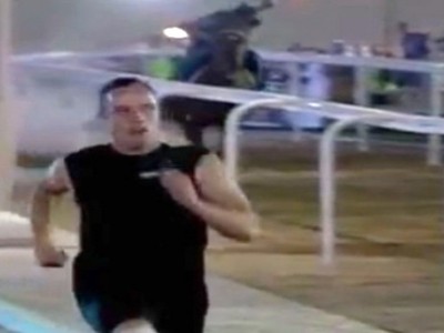 فيديو .. عدّاء مبتور القدمين يسبق حصاناً عربياً في قطر