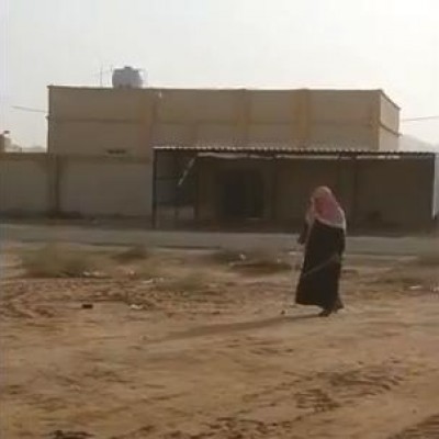 فيديو مؤثر لخليجي كفيف يستدل على المسجد بحبل