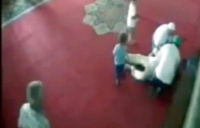 بالفيديو.. شيخ يموت داخل مسجد بعد دعوته الأطفال للصلاة