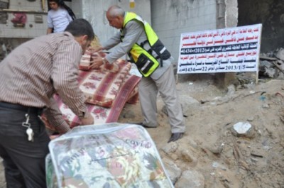 جمعية الفلاح الخيرية توزع عفش ومستلزمات منازل على المتضررين من الحرب الأخيرة على قطاع غزة