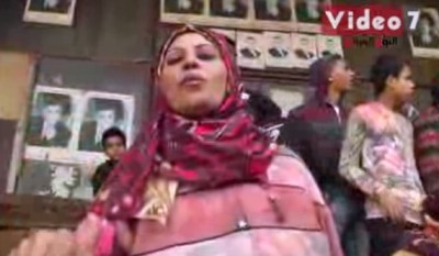 فيديو:مصريات يهددن بخلع ملابسهن بميدان التحرير
