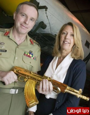 شاهد بالصور : اسلحة صدام الذهبية