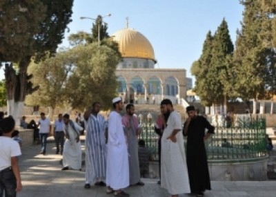 حالة من التوتر داخل الأقصى بعد قيام ضابط إسرائيلي بركل القرآن الكريم