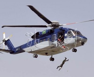 بالفيديو والصور .. جندي سعودي يسقط ميتاً من طائرة هليكوبتر خلال عرض أمام أمير الرياض
