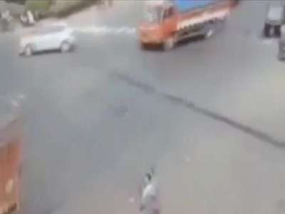 فيديو : الحظ ينقذ هندية من الموت تحت عجلات شاحنة ضخمة