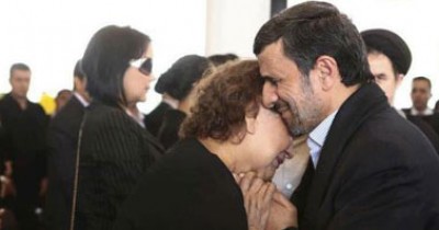 بالصور: رغم الانتقادات.. نجاد يبكى ويقبّل تابوت صديقه شافيز ويواسى والدته