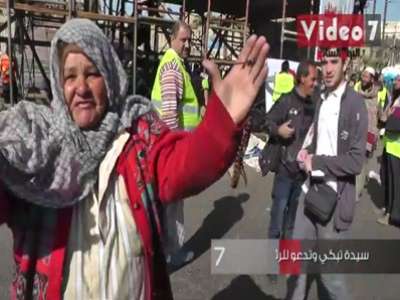 سيدة تبكي وتدعو للرئيس مرسي في مليونية لا للعنف