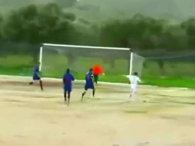 بالفيديو.. أغرب فرصة ضائعة في عالم كرة القدم