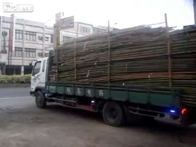 بالفيديو.. أغرب طريقة لتفريغ شاحنة في دقيقتَيْن