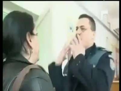 بالفيديو..معلمة تصفع شرطياً في احد المخافر.. والشرطي يرد بصفعة اقوى