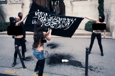 بالصور: نساء عاريات يحرقن "العلم السلفي" ويرقصن فوقه أمام مسجد باريس الكبير