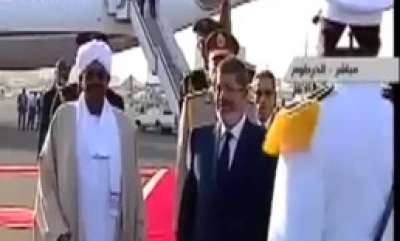 بالفيديو : مرسي يتعرض لموقف طريف في مطار الخرطوم