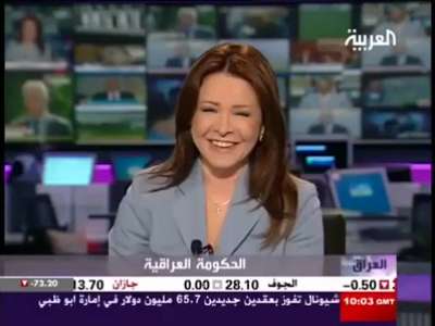 بالفيديو ..ماذا فعلت "مذيعة" العربية بعد سقوط زميلتها أمام الكاميرا