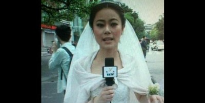 شاهد بالفيديو : مراسلة صينية تترك "فرحها" لعمل تقرير عن زلزال الصين اليوم