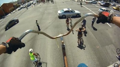 بالفيديو.. أمريكي يركب دراجة هوائية ارتفاعها 4 امتار