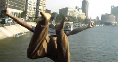 بالفيديو.. شاب يحاول الانتحار أعلى كوبرى قصر النيل