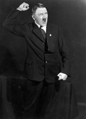هتلر أثناء تمرنه في منزله أمام مرآته على أداء خطاباته الملحمية