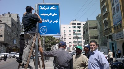 الهندسة والسلامة المرورية تقوم بتركيب لافتات توعوية للسائقين