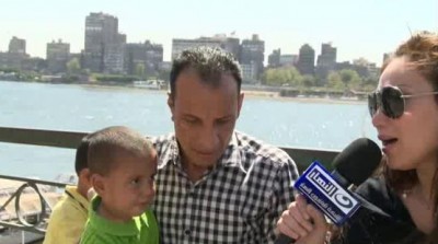 بالفيديو .. أب يعرض أطفاله للبيع في ميدان التحرير