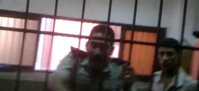 بالفيديو: ضابط مصري يضرب مواطنا… ويهدده باغتصابه