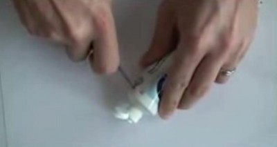 بالفيديو كيف يخرج معجون الاسنان على شكل خطوط ملونة ؟