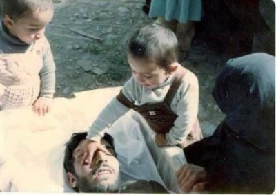 نشطاء مواقع التواصل الاجتماعي يتداولون صورة لطفلة سورية تحاول اللعب مع والدها الشهيد