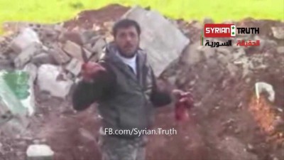 بالفيديو +18 .. جندي من الجيش الحر يقتلع قلب احد السوريين ويأكله