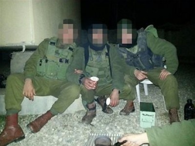 بالفيديو ضابط يشوي اللحم خلال كمين بغزة واخر نائم خلال دورية بالضفة