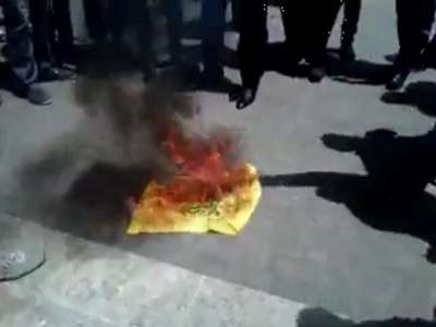 بالفيديو: طرد السفير الإيراني في لبنان من طرابلس.. وحرق علم حزب الله