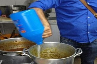 بالصور .. بلدية تل أبيب تجبر مطعم "سوداني" بغسل الأطباق بمادة "الكلور"
