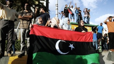 بعد انفجار سيارة مفخخة أمس: متظاهرون في بنغازي يطالبون الحكومة بضبط الأمن